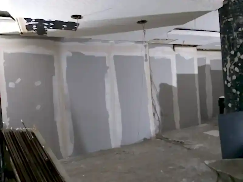 Ankara’da alçı işlemiyle yenilenmiş, pürüzsüz duvarlara ve modern bir görünüme sahip bir daire, 2023.